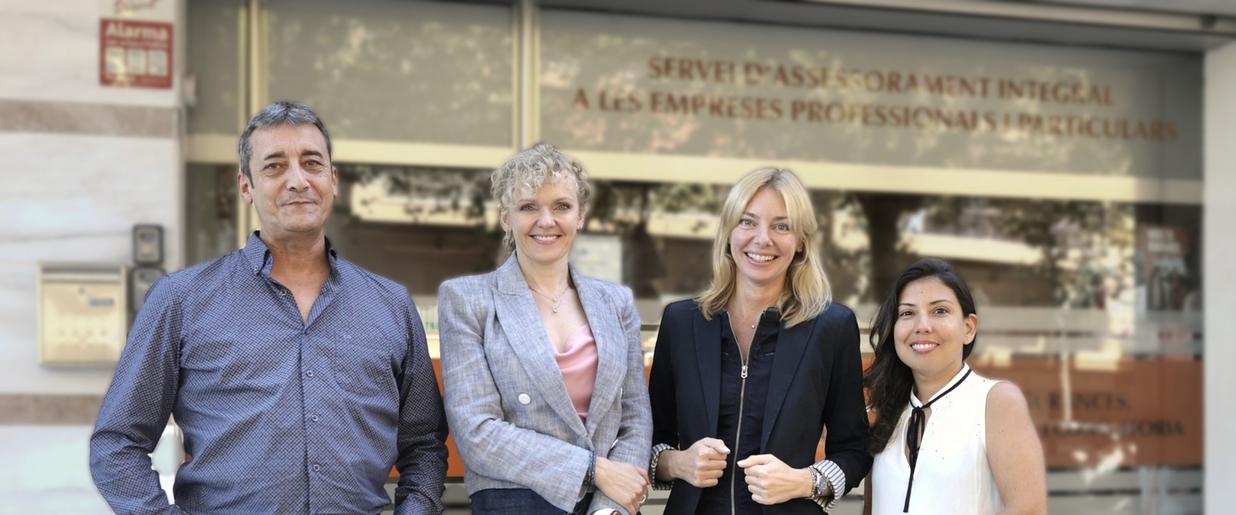 Equipo de Saval Assessors junto a la oficina de Salou